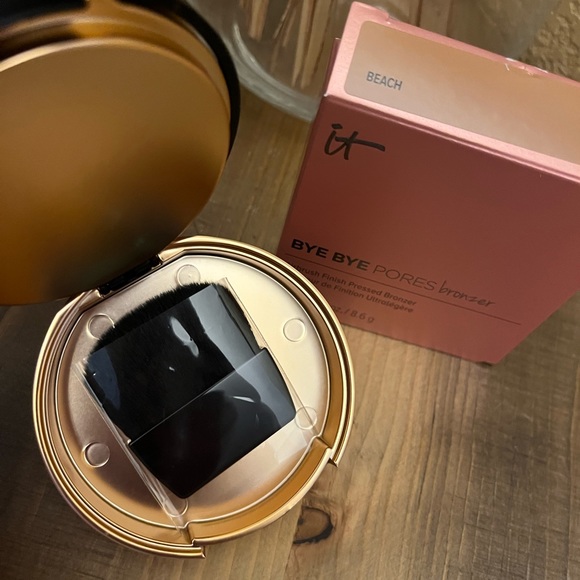 it Cosmetics Bye Bye Pores Bronzer Powder - Picture 4 of 10